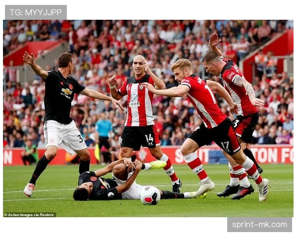 曼联中场失衡致攻防转换失控，赛季走势面临考验